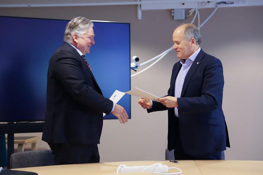 HSY's CEO Tommi Fred and Dean of the School of Engineering Gary Marquis signing the agreement