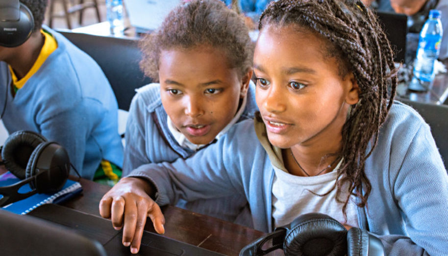 Addis Abebassa nuorimmat CodeBusin työpajoihin osallistujat olivat 7-vuotiaita. He tulivat mukaan Abebech Gobena -järjestön kautta. Tämä paikallinen koulu ja Plan Internationalin pitkäaikainen kumppani edistää lasten hyvinvointia ja kehitystä. Kuvat: Eyerusalem Adugna.