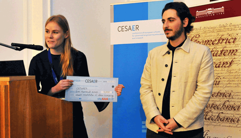 Aalto-yliopiston opiskelijat Emma-Sofie Kukkonen ja Luca Acito Nanomaji-ryhmästä ottivat vastaan 5 000 euron suuruisen palkinnon.
