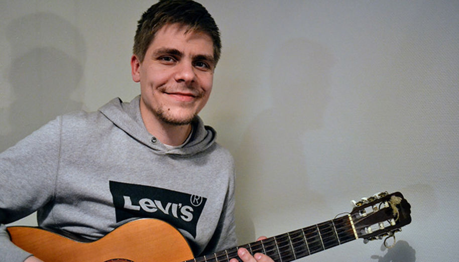 Vapaa-ajallaan Eero-Pekka soittaa kitaraa ja tuottaa musiikkia.
