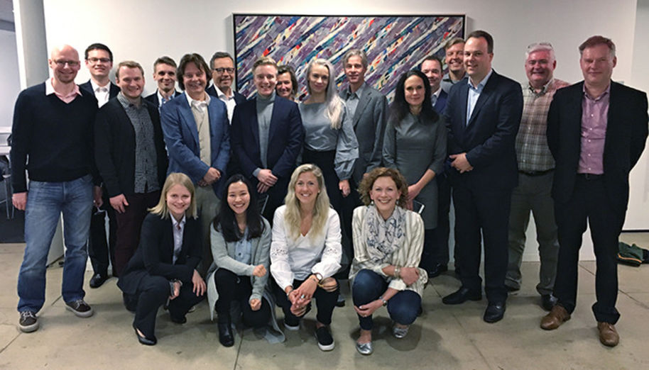 Aallon alumnit loivat uusia yhteyksiä Finnairin toimistolla New Yorkissa.