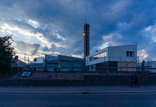 A blue sunset sky and a factory building in Pitäjänmäki.