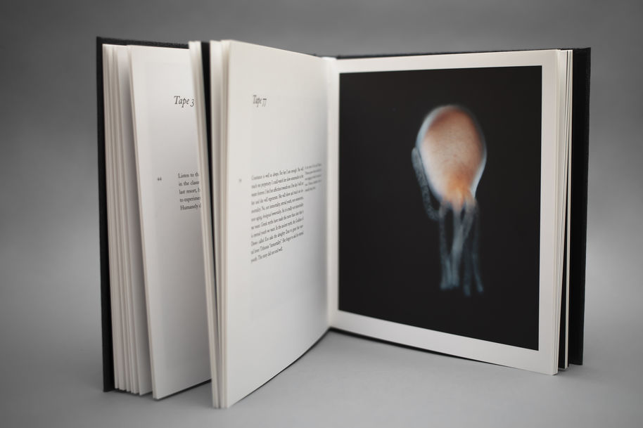 Pystyssä auki olevan kirjan sivuilla näkyy kuva polyyppi hydrasta ja viereisellä sivulla tekstiä.