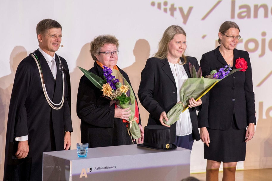 The Aalto Act of the Year award was collected by Outi Söderberg and Kati Miettunen (in the middle). On the left President Ilkka Niemelä and on the right Provost Kristiina Mäkelä