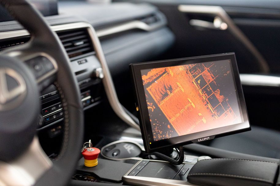Autonomisen auton ohjaamossa on näyttö, johon auton katolla oleva laserkeilain muodostaa 3D-näkymän.