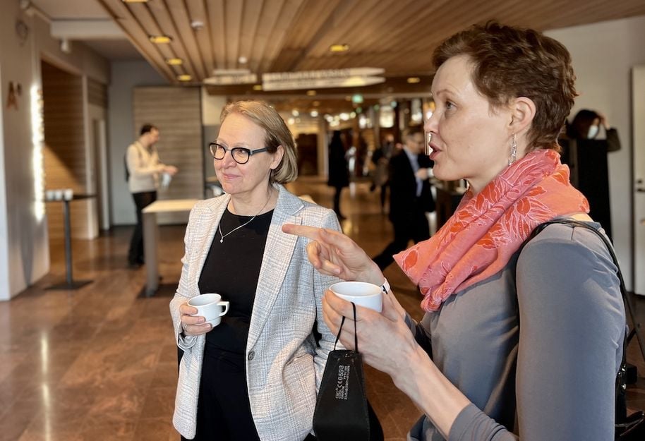 Kristiina Kruus and Anna Stiina Jääskelainen discuss the seminar with a colleague.