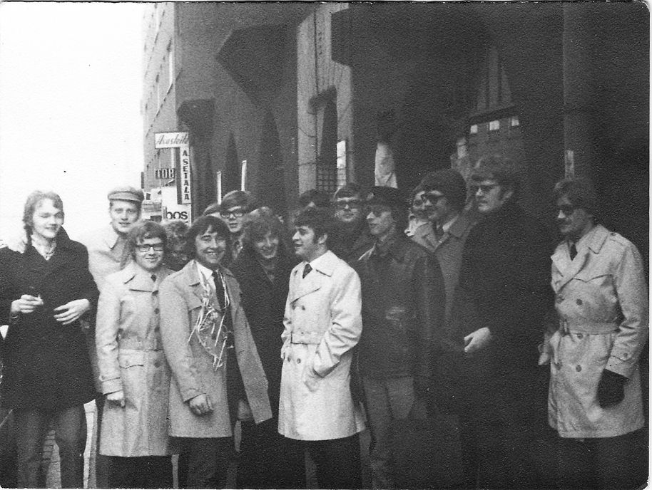 Pentti Ahnger ystävineen Vapun vietossa vuonna 1970.