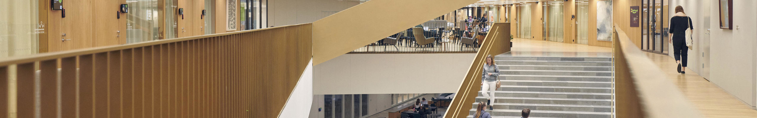 Kauppakorkeakoulun portaikko pohjakerroksesta ensimmäiseen kerrokseen. Kuva: Unto Rautio / Aalto-yliopisto