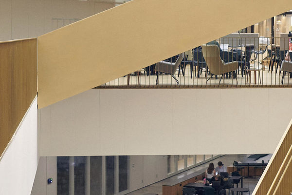 Kauppakorkeakoulun portaikko pohjakerroksesta ensimmäiseen kerrokseen. Kuva: Unto Rautio / Aalto-yliopisto