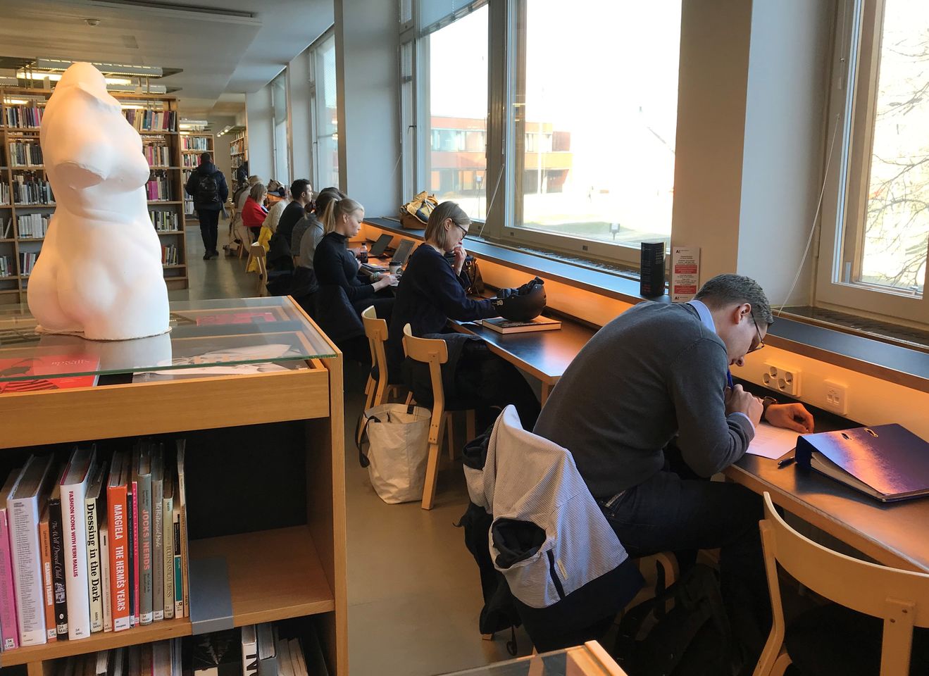 People reading at the 2nd floor of Learning Centre, near the collections of design and art.