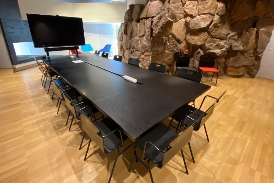 Poli kokoustila 16 hlö yhtenäinen pöytä