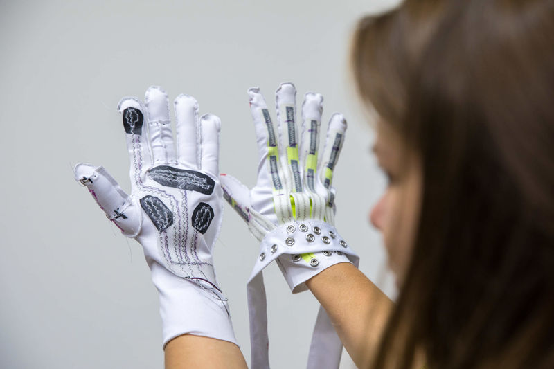 Arts wearable electronic gloves
