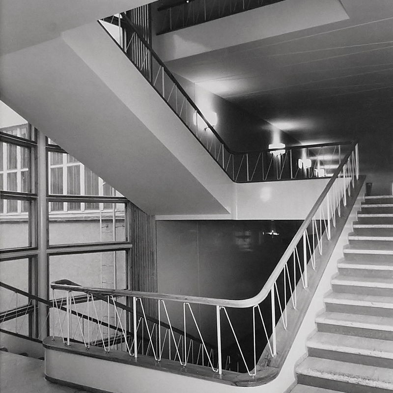 MUstavalkoinen kuva portaikosta Töölön rakennuksessa.