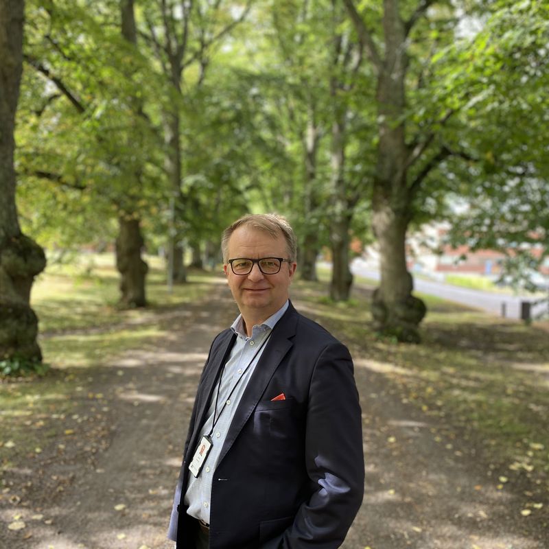 Professor Juha Lipponen standing at Kemistintie