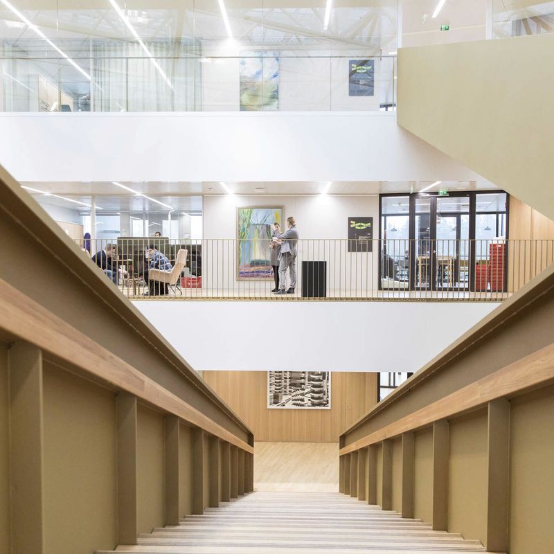 Kauppakorkeakoulun portaat ensimmäisestä kerroksesta toiseen kerrokseen. Kuva: Mikko Raskinen / Aalto-yliopisto